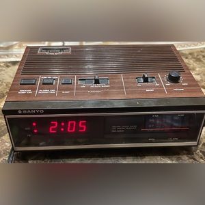 Vintage‎ Sanyo Computer Readout Alarm Clock Radio Rm 5200.